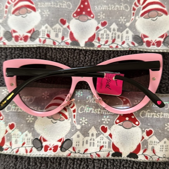 BETSEY JOHNSON NEW SUNGLASSES - Picture 6 of 6